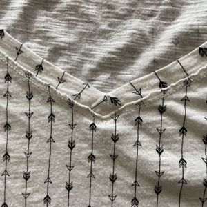 Cute white shirt with black arrows😊